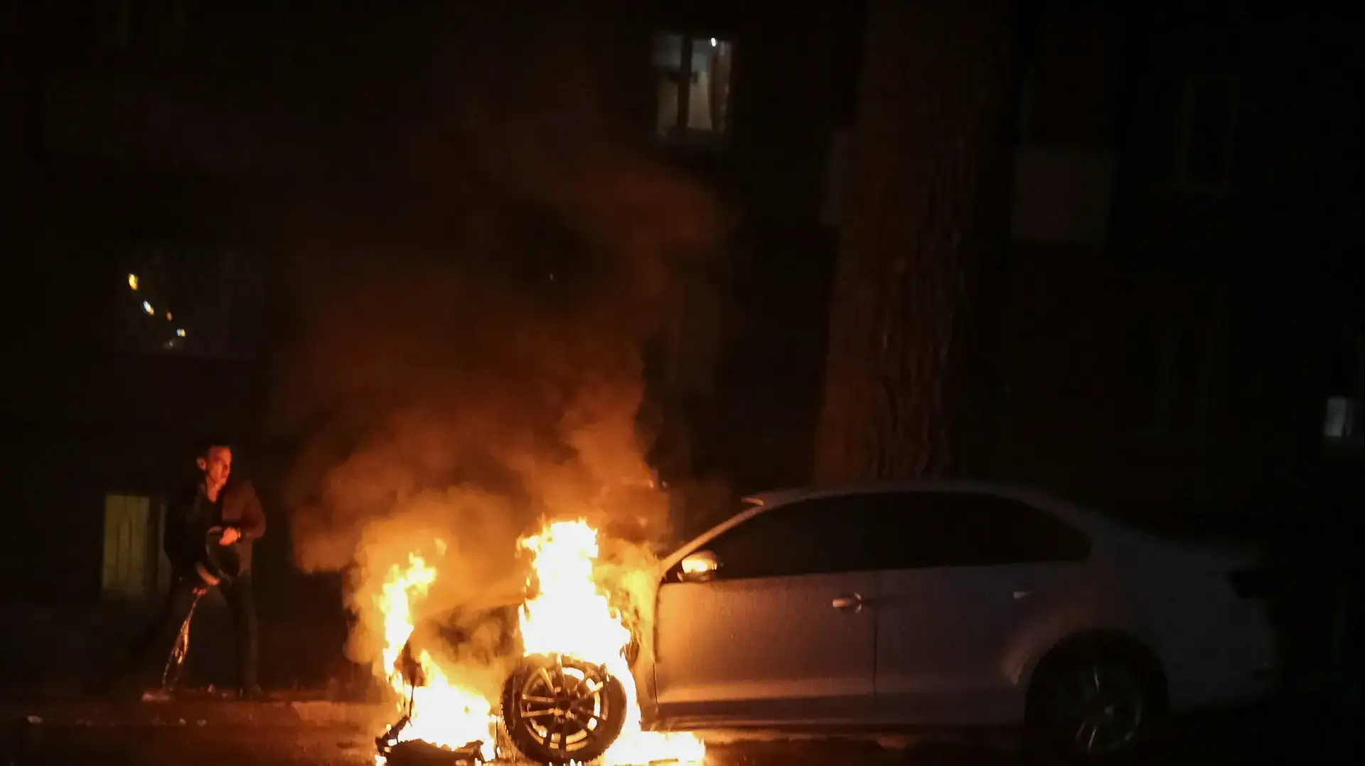 מכונית של שגרירות רוסיה עולה באש אחרי מהומות בבירת אוקראינה קייב, 26 בנובמבר 2018 מכונית של שגרירות רוסיה עולה באש אחרי מהומות בבירת אוקראינה קייב, 26 בנובמבר 2018