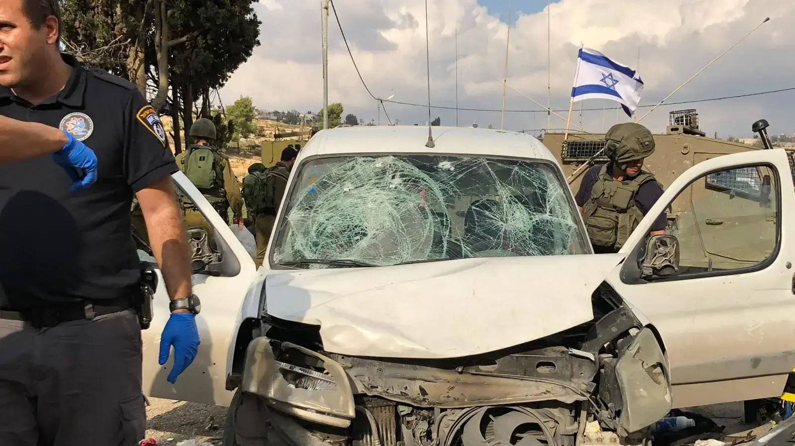 מפקד אוגדת איו"ש, תת-אלוף ערן ניב, בהערכת מצב בזירת הפיגוע סמוך לצומת אל ערוב 26 בנובמבר 2018 