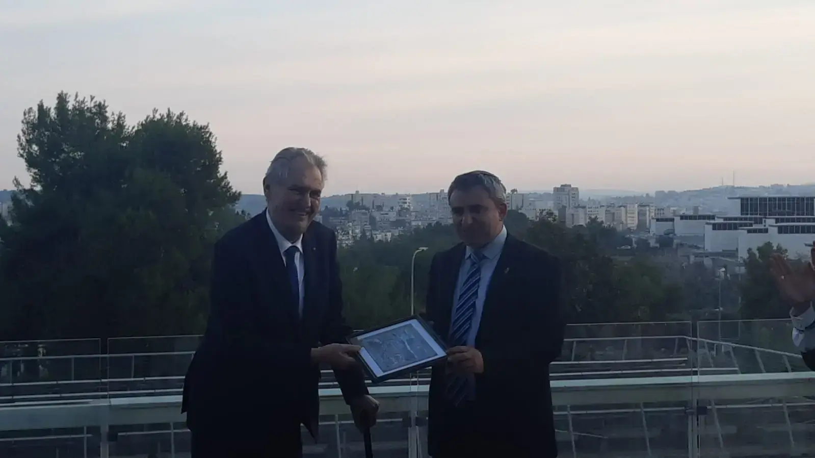 נשיא צ'כיה קיבל אות הוקרה מיוחד "מגן ירושלים" שהעניק לן השר לעניני ירושלים ומורשת, זאב אלקין,. הטקס התקיים, בלשכת יו״ר הכנסת בנוכחות אדלשטיין ובנוכחות ראש הממשלה, נשיא צ'כיה קיבל אות הוקרה מיוחד "מגן ירושלים" שהעניק לן השר לעניני ירושלים ומורשת, זאב אלקין,. הטקס התקיים, בלשכת יו״ר הכנסת בנוכחות אדלשטיין ובנוכחות ראש הממשלה,
