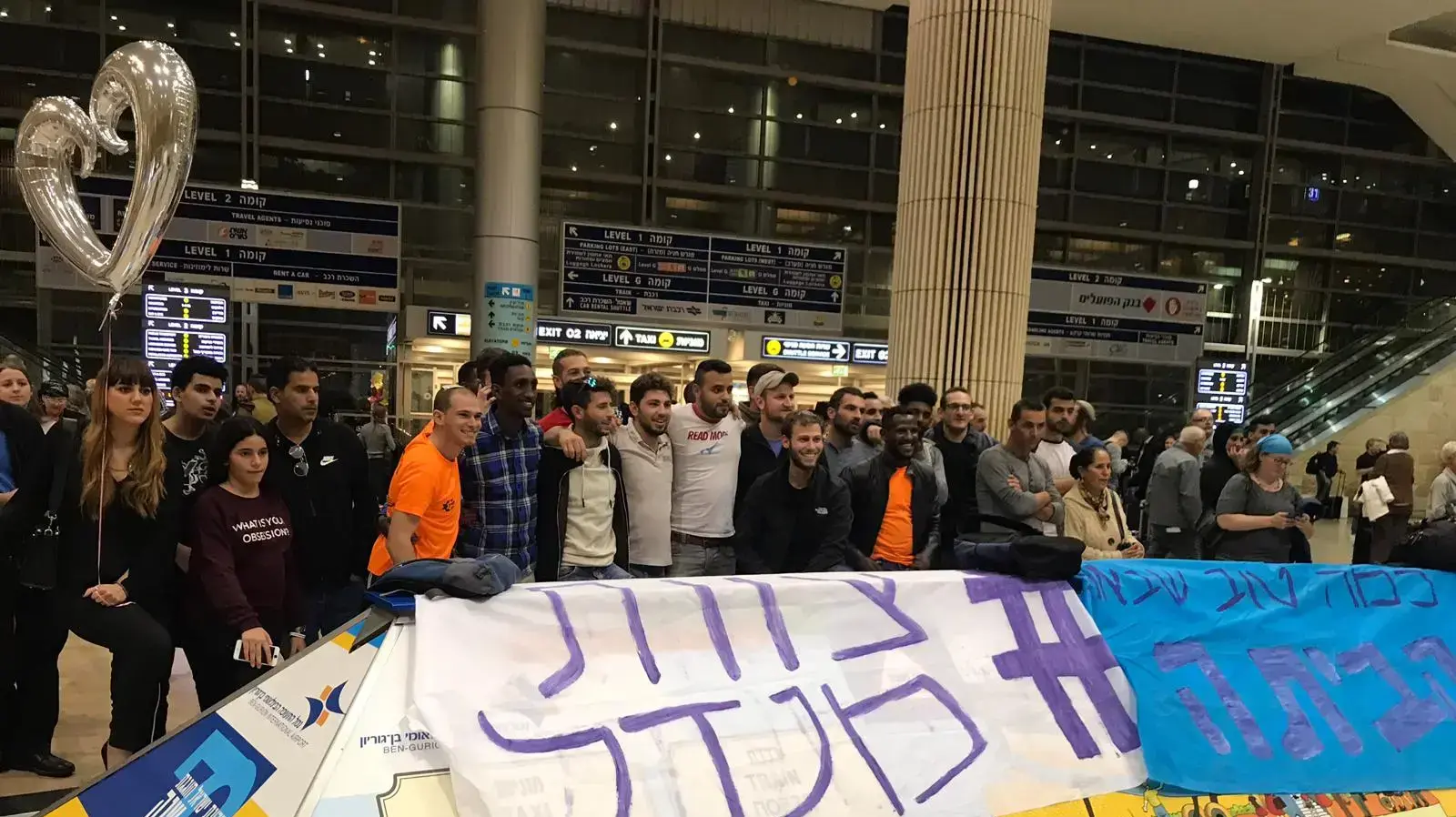 "סוף סוף בבית" החייל הבודד שחלה בסרטן נדיר והחלים שב לישראל כדי להתחתן "סוף סוף בבית" החייל הבודד שחלה בסרטן נדיר והחלים שב לישראל כדי להתחתן