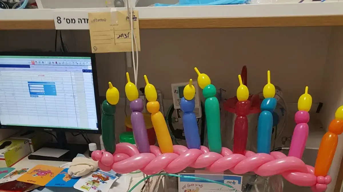 ליבי תינוקת שהייתה בפגיה עם בלונים שקישטה עבורה שירה ליבי תינוקת שהייתה בפגיה עם בלונים שקישטה עבורה שירה