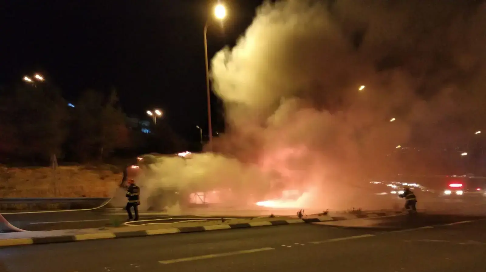 אוטובס עולה באש בכביש 1 27 בנובמבר 2018 אוטובס עולה באש בכביש 1 27 בנובמבר 2018