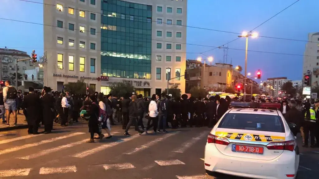חרדים חוסמים את צומת הרחובות יפו ושרי ישראל בירושלים, ומשבשים את תנועת הרכבים והרכבת הקלה במחאה על מעצר עריק, 28 בנובמבר 2018 חרדים חוסמים את צומת הרחובות יפו ושרי ישראל בירושלים, ומשבשים את תנועת הרכבים והרכבת הקלה במחאה על מעצר עריק, 28 בנובמבר 2018