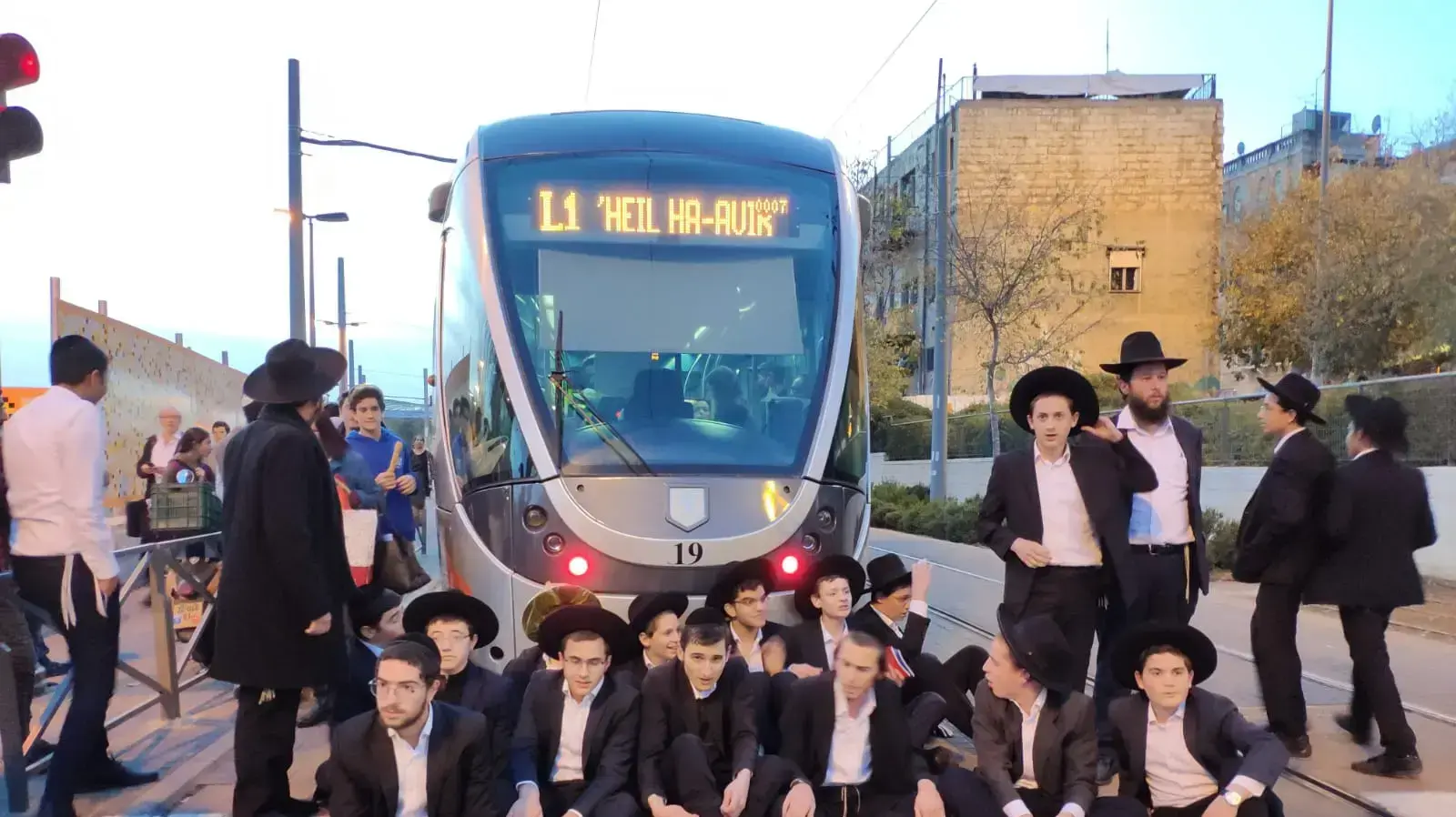חרדים חוסמים את צומת הרחובות יפו ושרי ישראל בירושלים, ומשבשים את תנועת הרכבים והרכבת הקלה במחאה על מעצר עריק, 28 בנובמבר 2018 חרדים חוסמים את צומת הרחובות יפו ושרי ישראל בירושלים, ומשבשים את תנועת הרכבים והרכבת הקלה במחאה על מעצר עריק, 28 בנובמבר 2018
