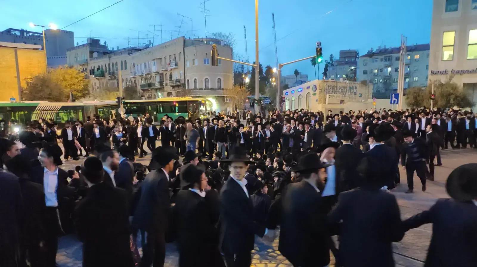 חרדים חוסמים את צומת הרחובות יפו ושרי ישראל בירושלים, ומשבשים את תנועת הרכבים והרכבת הקלה במחאה על מעצר עריק, 28 בנובמבר 2018 חרדים חוסמים את צומת הרחובות יפו ושרי ישראל בירושלים, ומשבשים את תנועת הרכבים והרכבת הקלה במחאה על מעצר עריק, 28 בנובמבר 2018