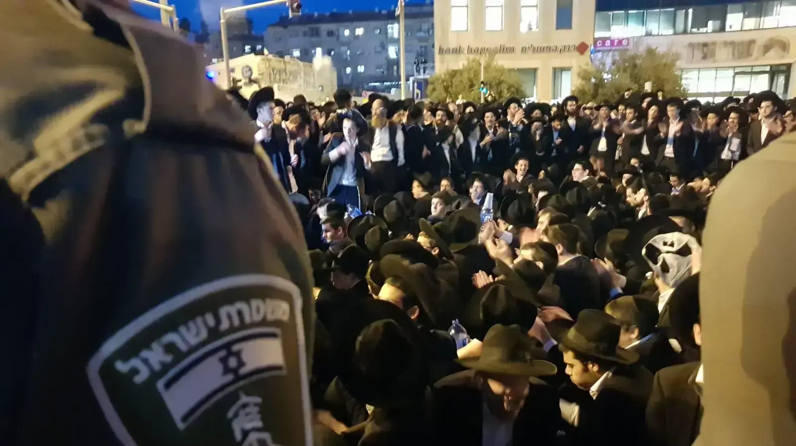 חרדים חוסמים את צומת הרחובות יפו ושרי ישראל בירושלים, ומשבשים את תנועת הרכבים והרכבת הקלה במחאה על מעצר עריק, 28 בנובמבר 2018 חרדים חוסמים את צומת הרחובות יפו ושרי ישראל בירושלים, ומשבשים את תנועת הרכבים והרכבת הקלה במחאה על מעצר עריק, 28 בנובמבר 2018
