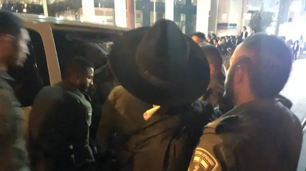 חרדים חוסמים את צומת הרחובות יפו ושרי ישראל בירושלים, ומשבשים את תנועת הרכבים והרכבת הקלה במחאה על מעצר עריק, 28 בנובמבר 2018 חרדים חוסמים את צומת הרחובות יפו ושרי ישראל בירושלים, ומשבשים את תנועת הרכבים והרכבת הקלה במחאה על מעצר עריק, 28 בנובמבר 2018
