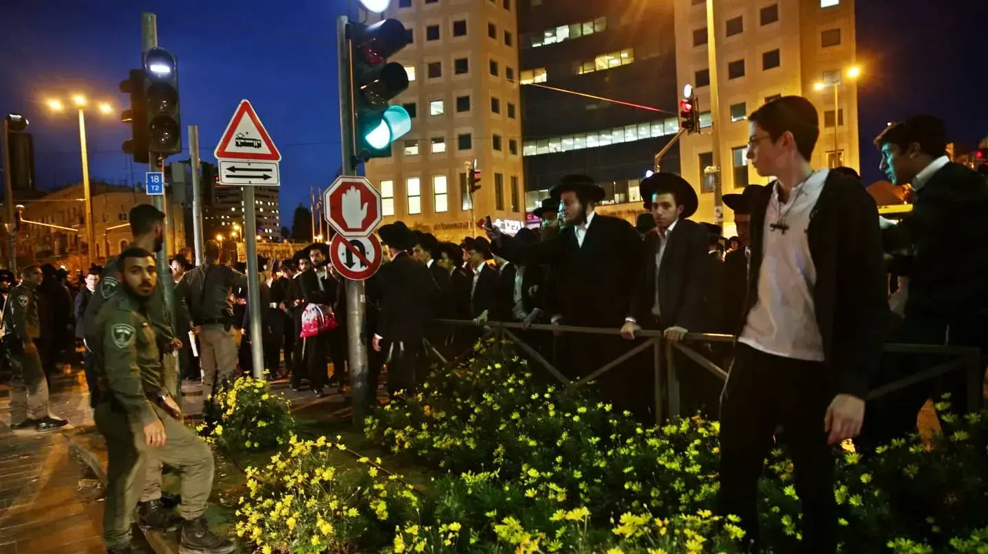 חרדים חוסמים את צומת הרחובות יפו ושרי ישראל בירושלים, ומשבשים את תנועת הרכבים והרכבת הקלה במחאה על מעצר עריק, 28 בנובמבר 2018 חרדים חוסמים את צומת הרחובות יפו ושרי ישראל בירושלים, ומשבשים את תנועת הרכבים והרכבת הקלה במחאה על מעצר עריק, 28 בנובמבר 2018