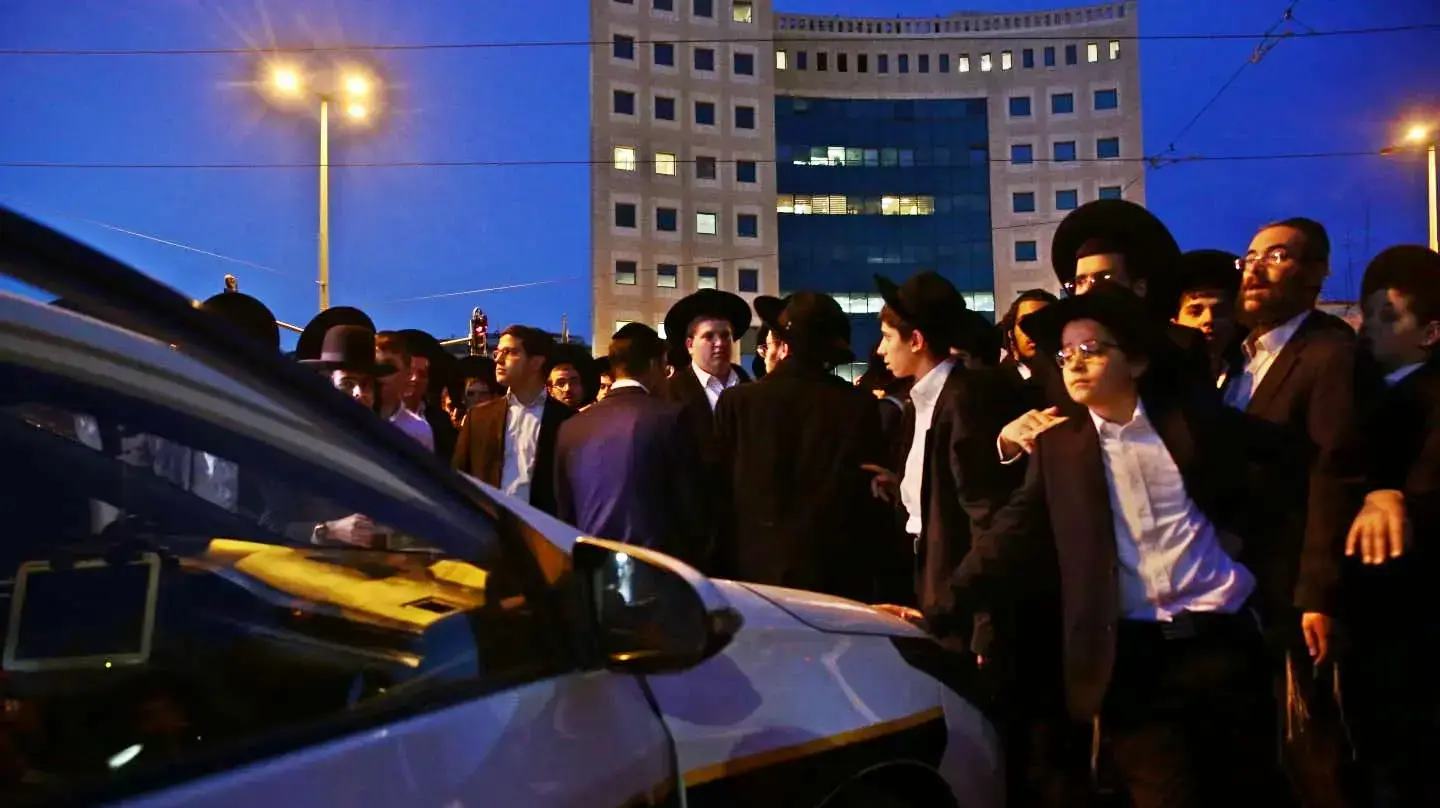 חרדים חוסמים את צומת הרחובות יפו ושרי ישראל בירושלים, ומשבשים את תנועת הרכבים והרכבת הקלה במחאה על מעצר עריק, 28 בנובמבר 2018 חרדים חוסמים את צומת הרחובות יפו ושרי ישראל בירושלים, ומשבשים את תנועת הרכבים והרכבת הקלה במחאה על מעצר עריק, 28 בנובמבר 2018