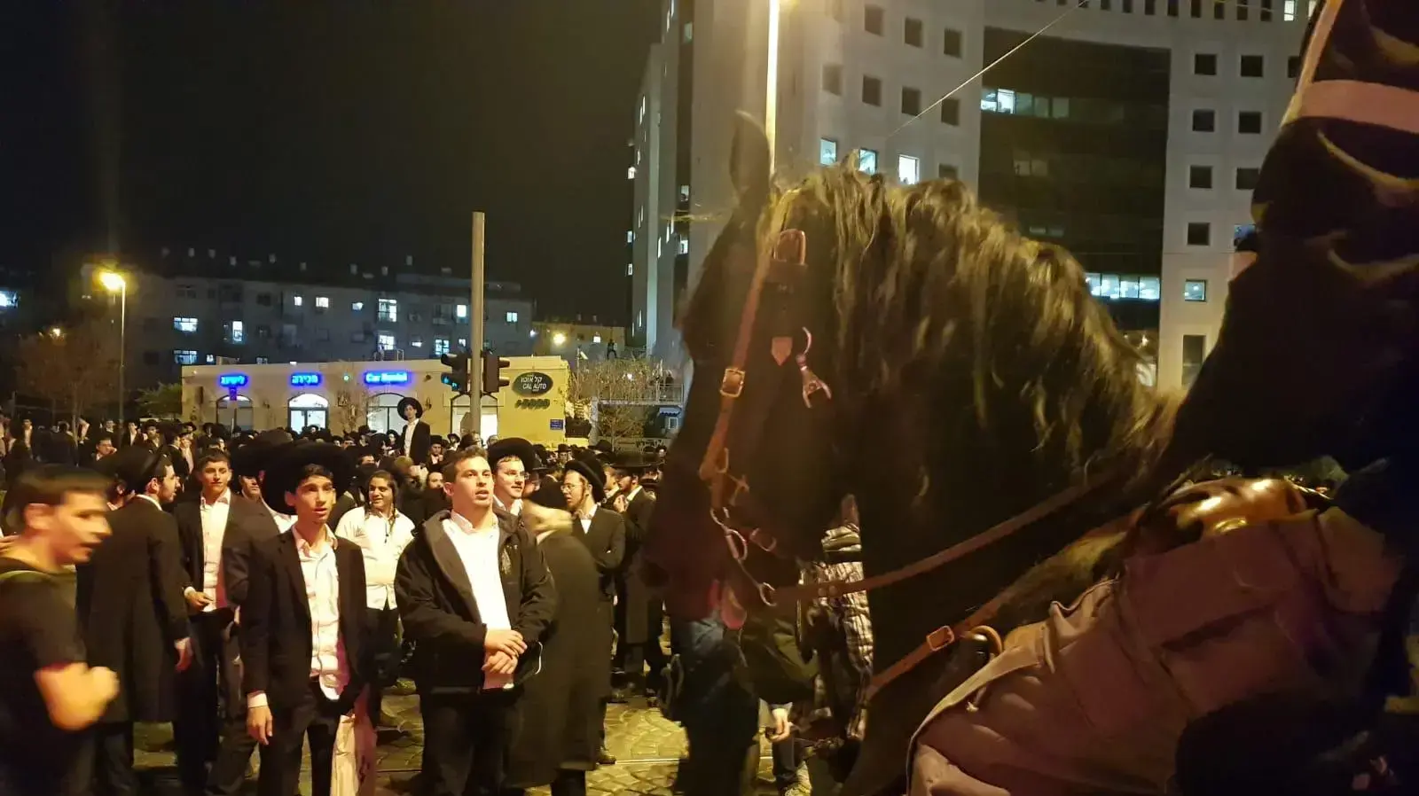 חרדים חוסמים את צומת הרחובות יפו ושרי ישראל בירושלים, ומשבשים את תנועת הרכבים והרכבת הקלה במחאה על מעצר עריק, 28 בנובמבר 2018 חרדים חוסמים את צומת הרחובות יפו ושרי ישראל בירושלים, ומשבשים את תנועת הרכבים והרכבת הקלה במחאה על מעצר עריק, 28 בנובמבר 2018