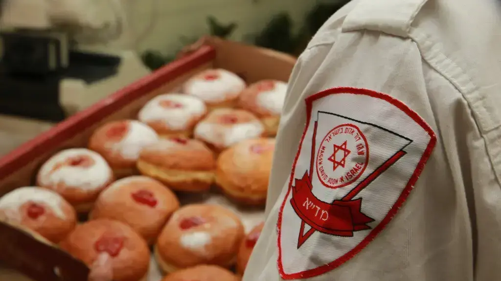 מתנדבי מד"א בחלוקת סופגניות מתנדבי מד"א בחלוקת סופגניות