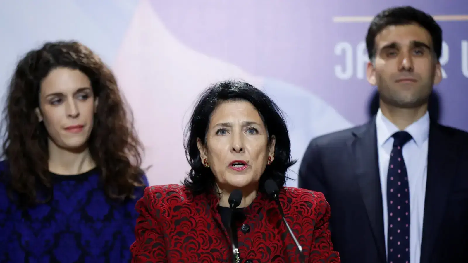 נשיאת גיאורגיה החדשה במסיבת עיתונאים בטיביליסי, 28 בנובמבר 2018
