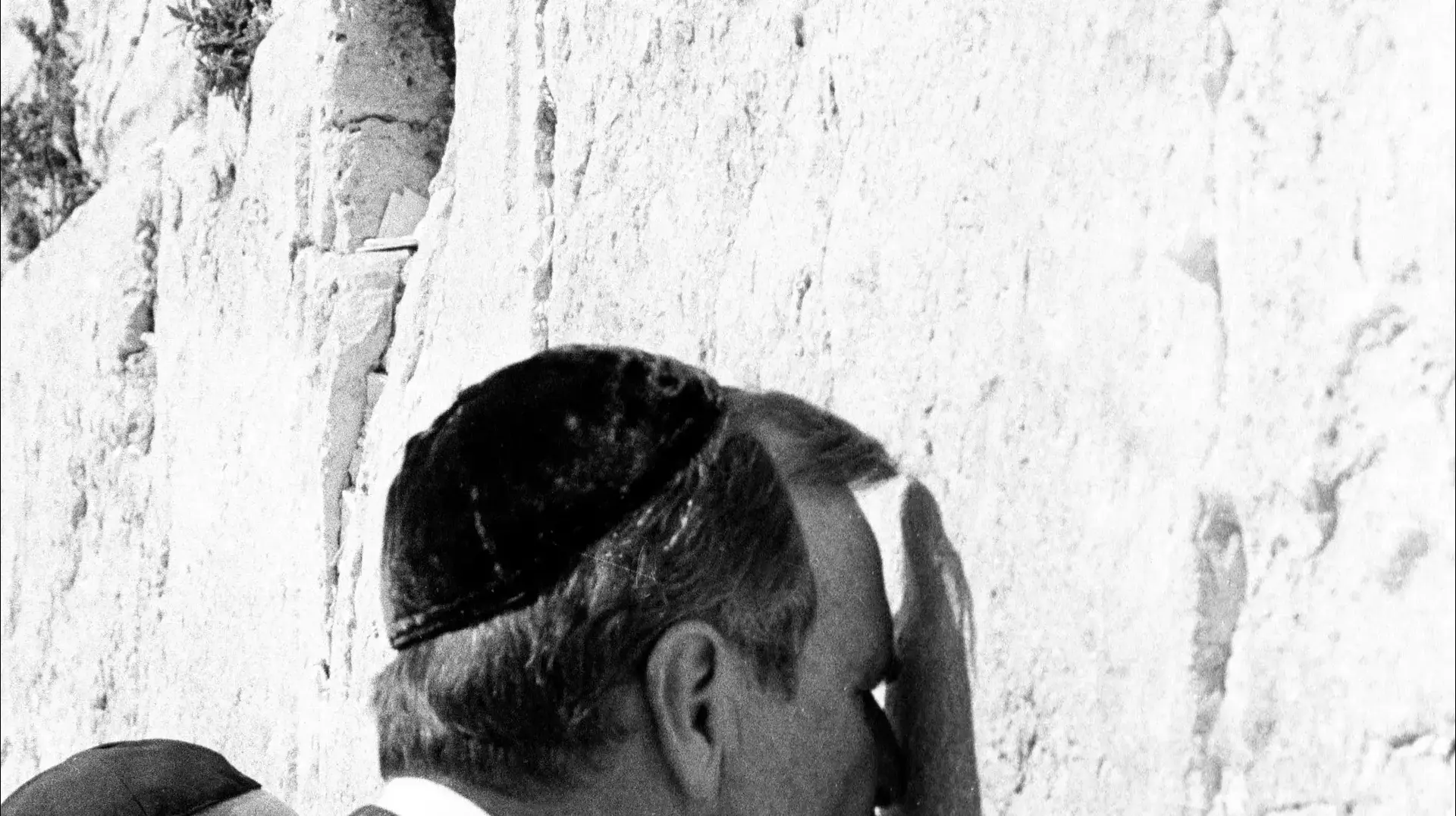 סגן נשיא ארה"ב, ג'ורג 'ה. בוש מנשק את הכותל המערבי לאחר ביקורו באנדרטת השואה ביד ושם בירושלים סגן נשיא ארה"ב, ג'ורג 'ה. בוש מנשק את הכותל המערבי לאחר ביקורו באנדרטת השואה ביד ושם בירושלים