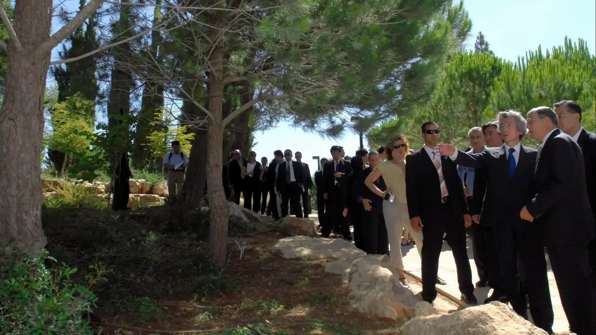 מגזין יפן צ'יאונה סמפו סוגיהארה ראש ממשלת יפן יד ושם 2006 מגזין יפן צ'יאונה סמפו סוגיהארה ראש ממשלת יפן יד ושם 2006