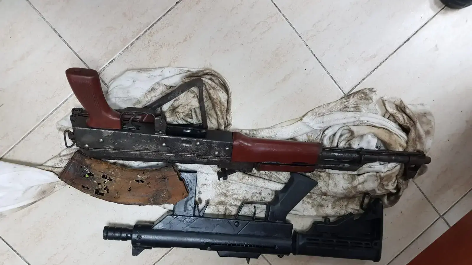 אמל"ח שנמצא בצפון יחד עם 40 חשודים שנעצרו עם דיפלומת רפואה מזוייפת מארמניה אמל"ח שנמצא בצפון יחד עם 40 חשודים שנעצרו עם דיפלומת רפואה מזוייפת מארמניה