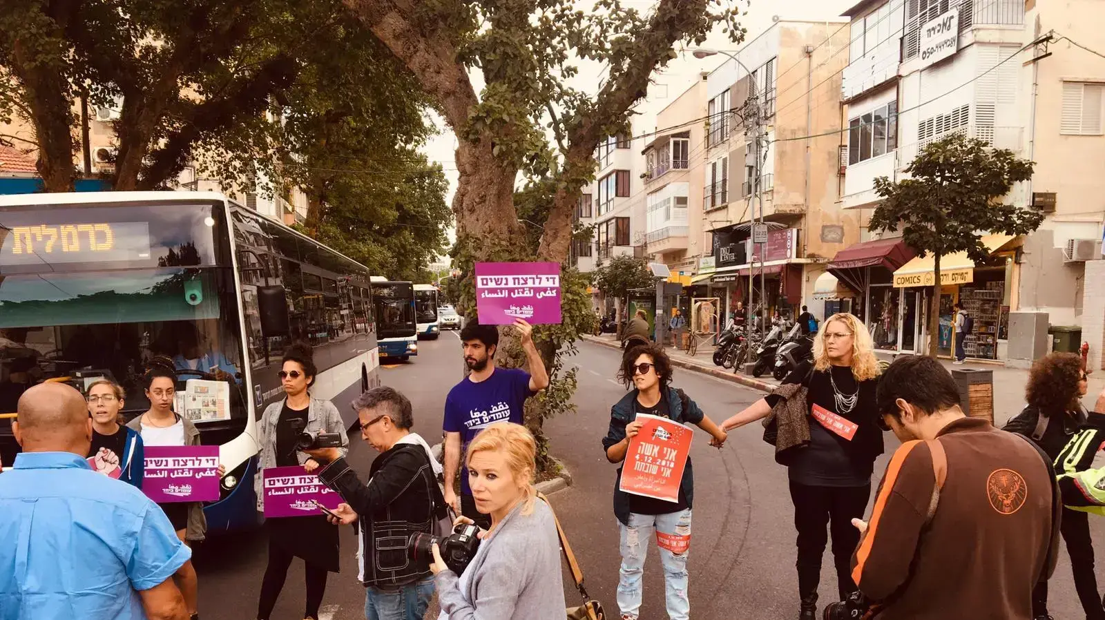 מפגינות במחאה על רצח נשים בקינג ג׳ורג׳ בתל אביב 2 בדצמבר 2018 מפגינות במחאה על רצח נשים בקינג ג׳ורג׳ בתל אביב 2 בדצמבר 2018