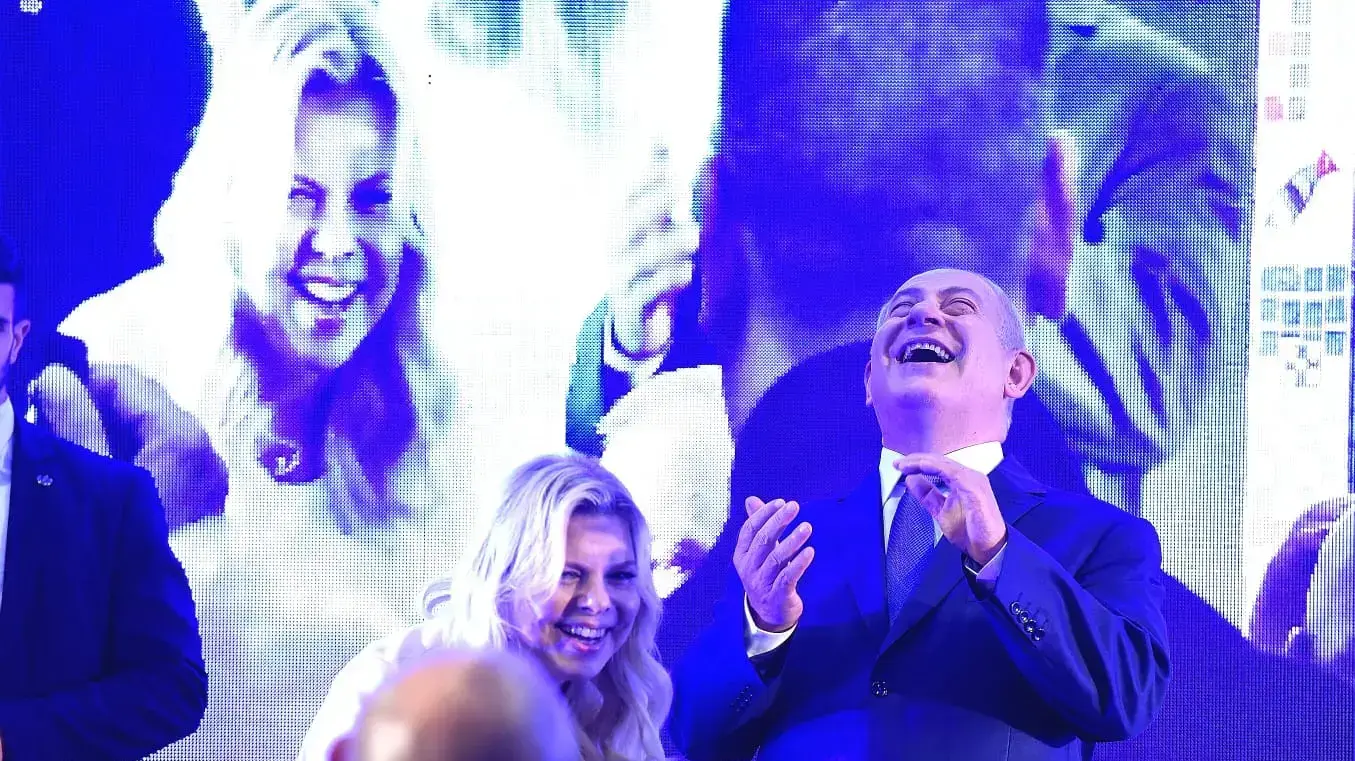 בנימין ושרה נתניהו בהרמת כוסית של הליכוד לחג חנוכה, כפר המכביה, 2 בדצמבר 2018 בנימין ושרה נתניהו בהרמת כוסית של הליכוד לחג חנוכה, כפר המכביה, 2 בדצמבר 2018