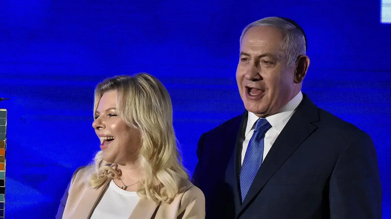 בנימין ושרה נתניהו בהרמת כוסית של הליכוד לחג חנוכה, כפר המכביה, 2 בדצמבר 2018 בנימין ושרה נתניהו בהרמת כוסית של הליכוד לחג חנוכה, כפר המכביה, 2 בדצמבר 2018