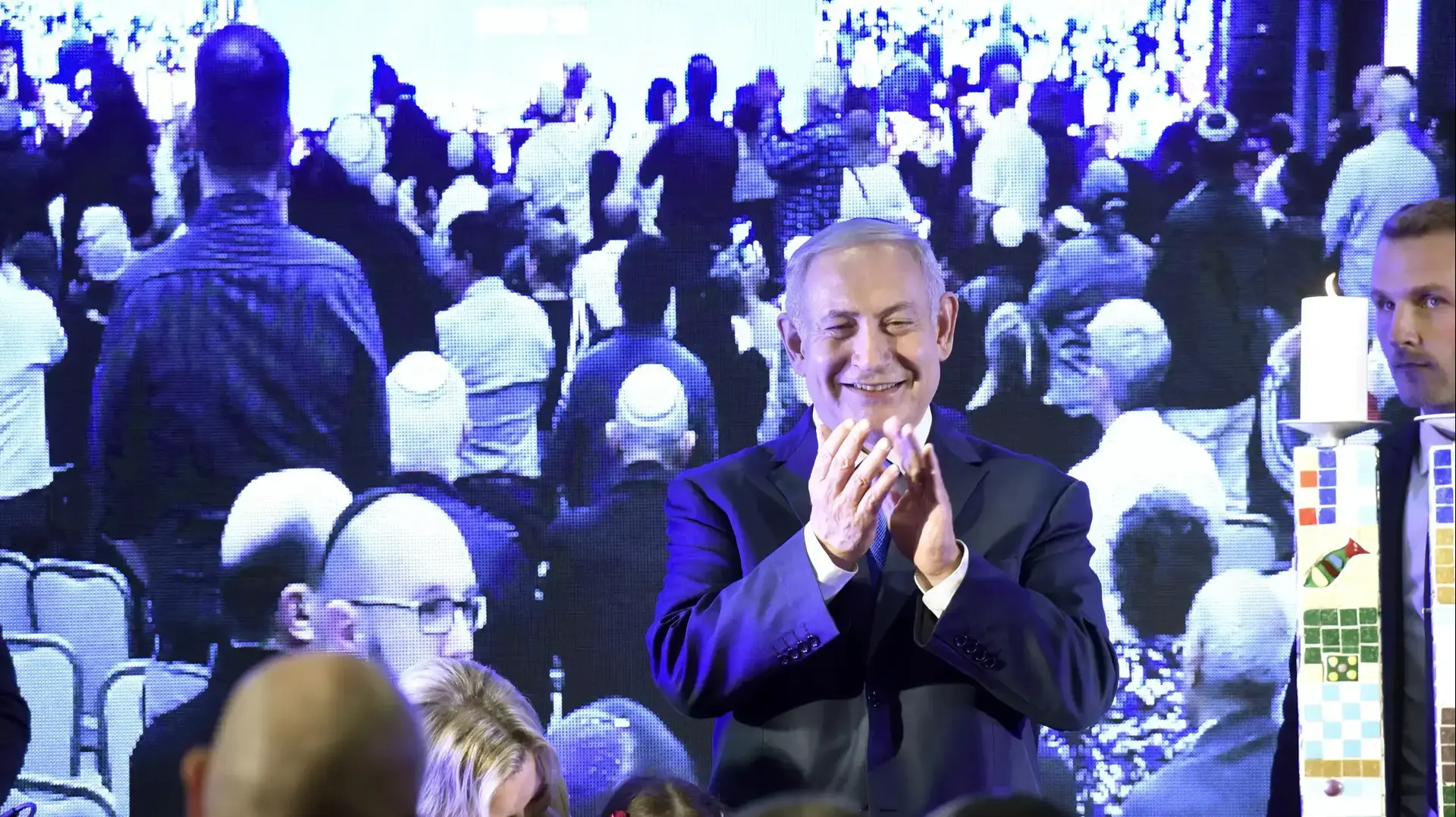ראש הממשלה, בנימין נתניהו ורעייתו שרה נתניהו במהלך הרמת כוסית בכפר המכביה 3 בדצמבר 2018 ראש הממשלה, בנימין נתניהו ורעייתו שרה נתניהו במהלך הרמת כוסית בכפר המכביה 3 בדצמבר 2018