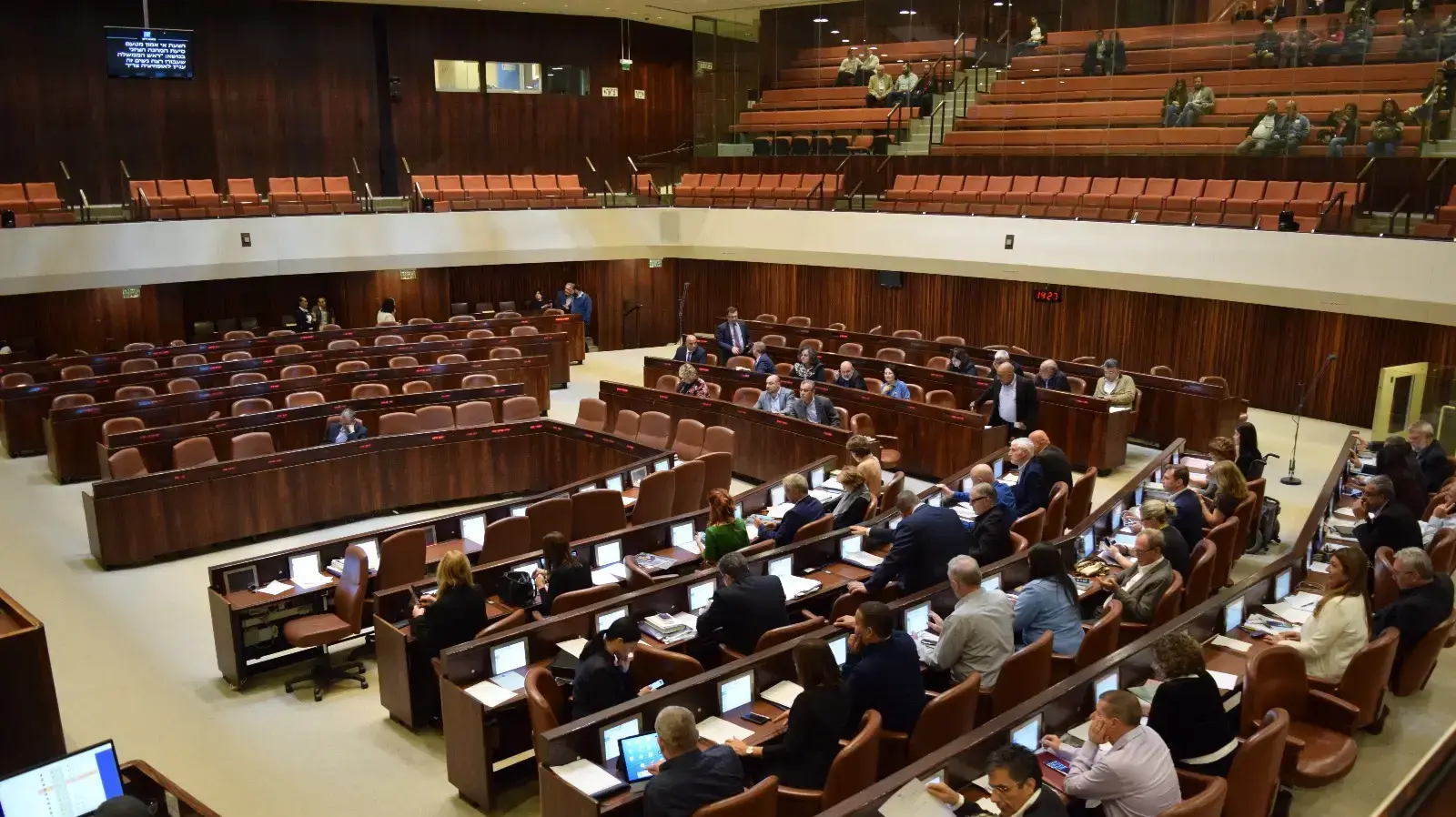 הצבעת האי אמון על אוזלת ידה של הממשלה בטיפול באלימות נגד נשים. חברי הקואליציה החרימו את הדיון החשוב