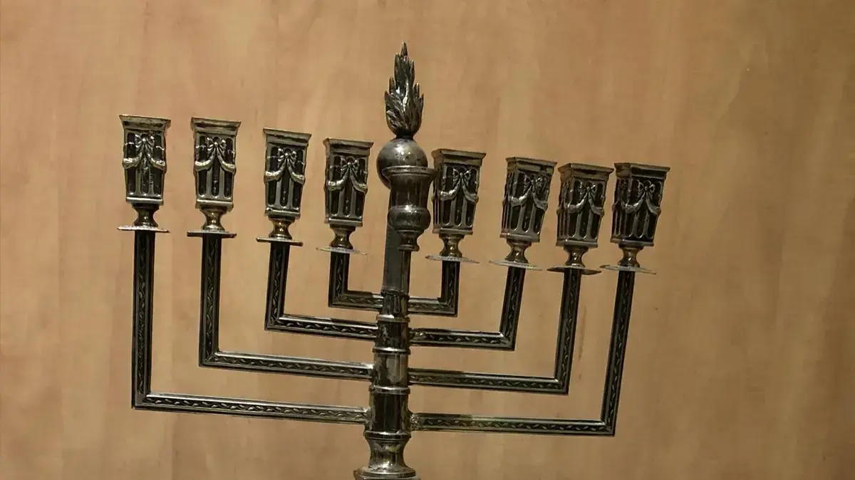 החנוכיה של יוסף ז"ל ולילי שפירא, דיירת בבית דיור מוגן "עד 120" בהוד השרון החנוכיה של יוסף ז"ל ולילי שפירא, דיירת בבית דיור מוגן "עד 120" בהוד השרון