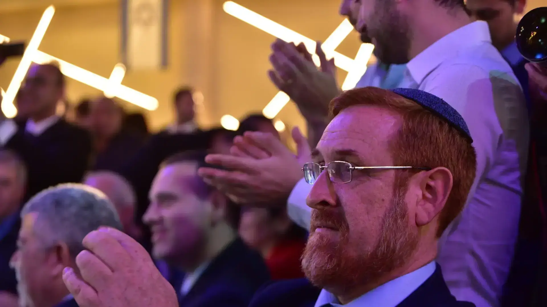 ח"כ יהודה גליק בטקס הדלקת נר שני של חנוכה במעמד גדעון סער באור יהודה, 3 בדצמבר 2016 ח"כ יהודה גליק בטקס הדלקת נר שני של חנוכה במעמד גדעון סער באור יהודה, 3 בדצמבר 2016