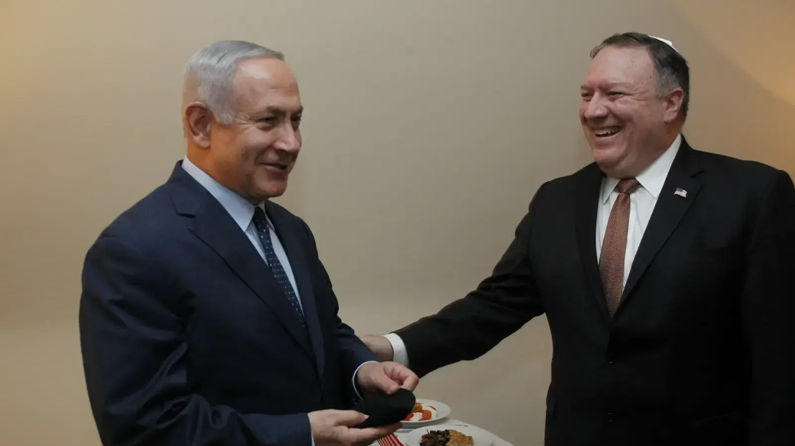 ראש הממשלה בנימין נתניהו הדליק עם שר החוץ האמריקאי מייק פומפאו נר שני של חנוכה בפתח הפגישה שלהם. ראש הממשלה בנימין נתניהו הדליק עם שר החוץ האמריקאי מייק פומפאו נר שני של חנוכה בפתח הפגישה שלהם.