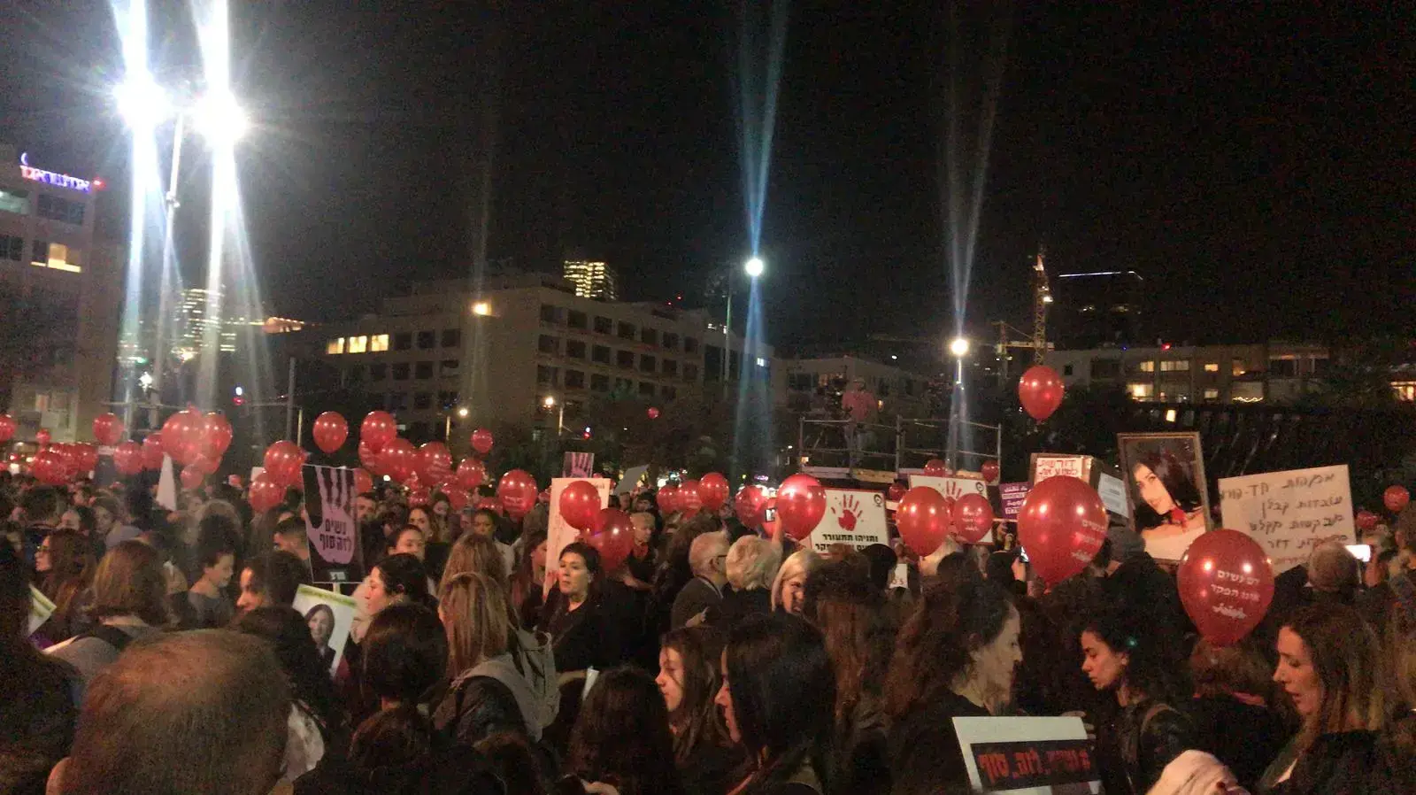 הפגנה בכיכר רבין, כנגד אלימות כלפי נשים 4 בדצמבר 2018 הפגנה בכיכר רבין, כנגד אלימות כלפי נשים 4 בדצמבר 2018