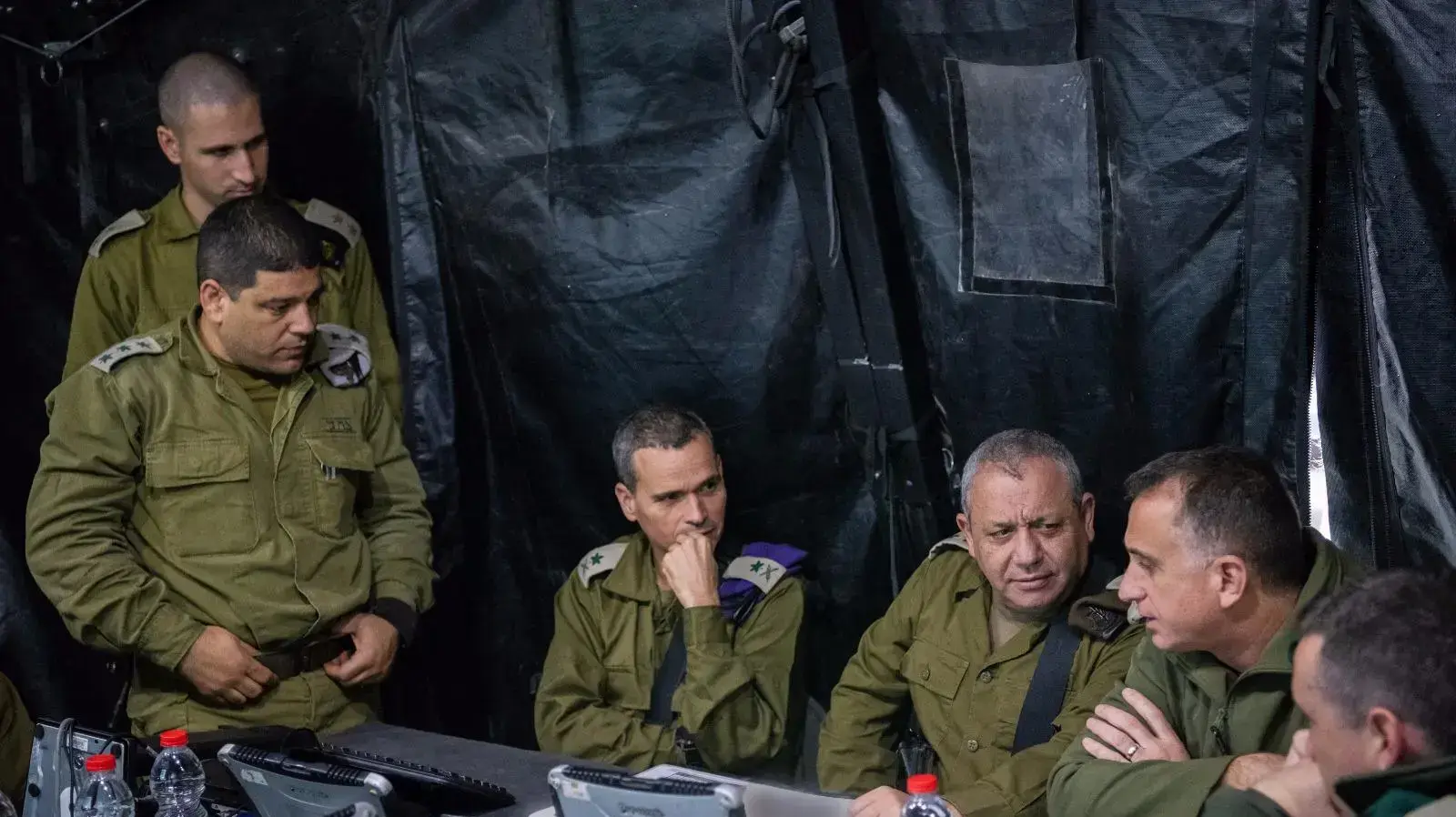 ראש המטה הכללי, רב-אלוף גדי איזנקוט, בהערכת מצב וסיור שקיים בגזרה הצפונית - 5/12 ראש המטה הכללי, רב-אלוף גדי איזנקוט, בהערכת מצב וסיור שקיים בגזרה הצפונית - 5/12