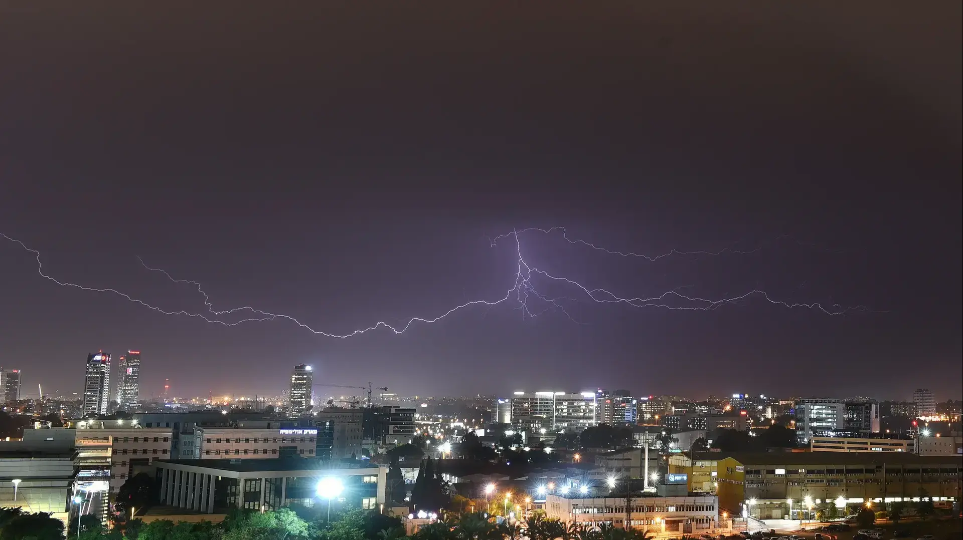 ברקים בשמי גוש דן 5 בדצמבר 2018 ברקים בשמי גוש דן 5 בדצמבר 2018