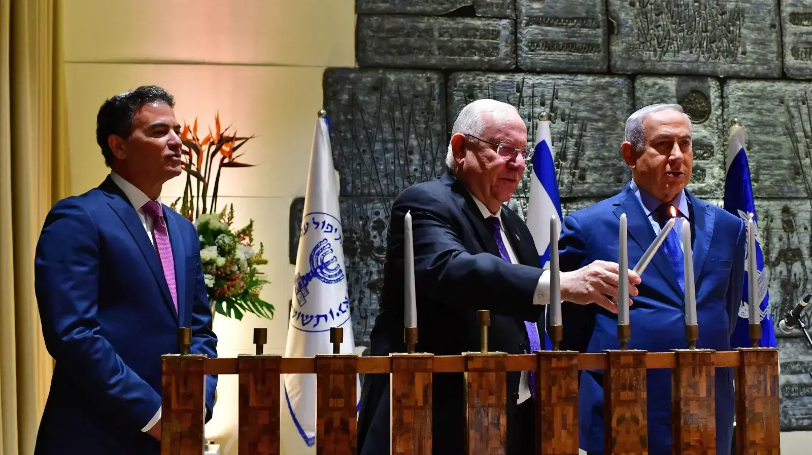 נשיא המדינה, ראש הממשלה וראש המוסד העניקו תעודות הצטיינות לשנים-עשר עובדי ועובדות המוסד נשיא המדינה, ראש הממשלה וראש המוסד העניקו תעודות הצטיינות לשנים-עשר עובדי ועובדות המוסד