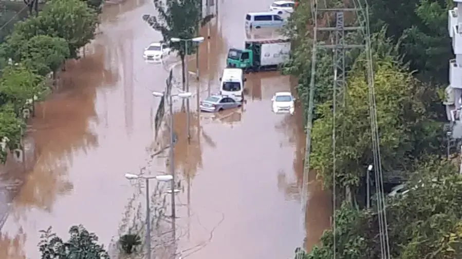 הצפה ברחוב יגאל אלון ראשון לציון 7 בדצמבר 2018 הצפה ברחוב יגאל אלון ראשון לציון 7 בדצמבר 2018