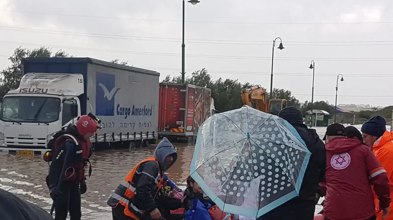 פעולות חילוץ תושבים במושב אחיעזר בעקבות הצפות, מזג אוויר סוער, לוחמי אש, 7 דצמבר 2018 פעולות חילוץ תושבים במושב אחיעזר בעקבות הצפות, מזג אוויר סוער, לוחמי אש, 7 דצמבר 2018