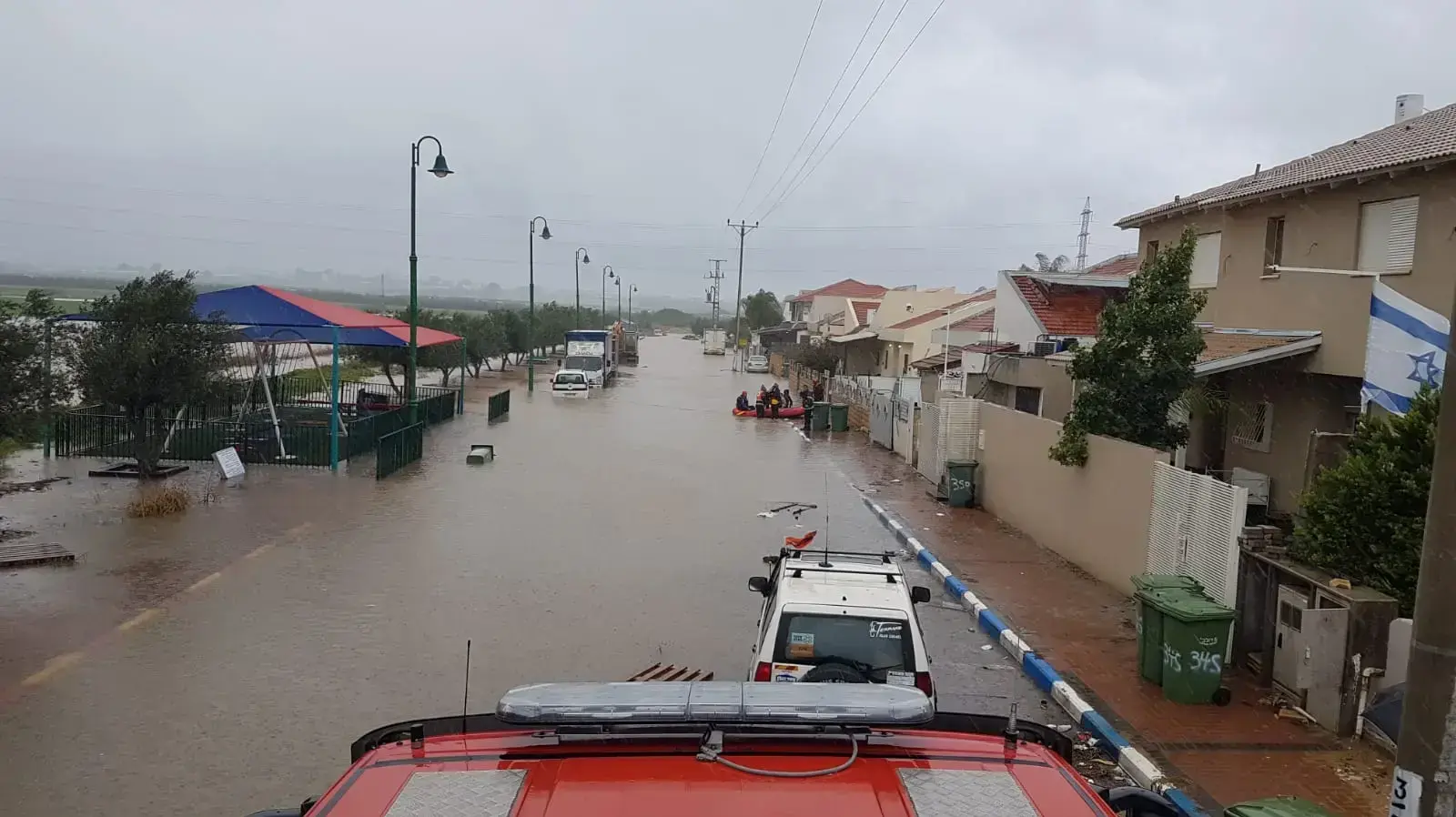 פעולות חילוץ תושבים במושב אחיעזר בעקבות הצפות, מזג אוויר סוער, לוחמי אש, 7 דצמבר 2018