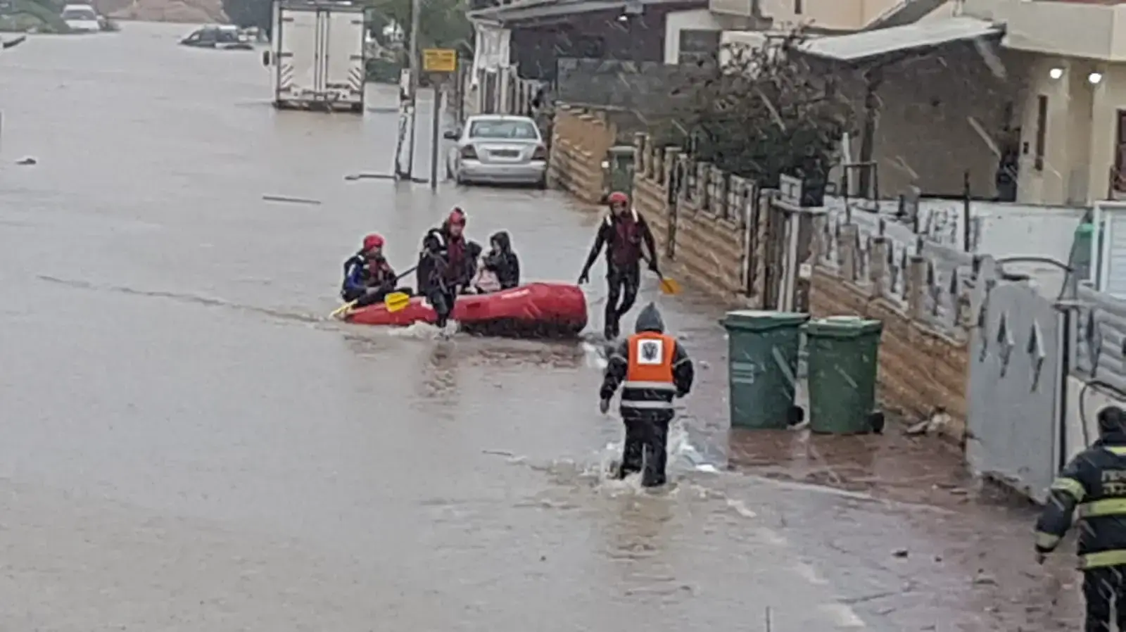 פעולות חילוץ תושבים במושב אחיעזר בעקבות הצפות, מזג אוויר סוער, לוחמי אש, 7 דצמבר 2018 פעולות חילוץ תושבים במושב אחיעזר בעקבות הצפות, מזג אוויר סוער, לוחמי אש, 7 דצמבר 2018