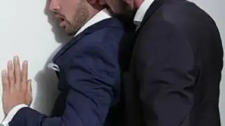 זוג גברים הומוסקסואלים בחליפות זוג גברים הומוסקסואלים בחליפות