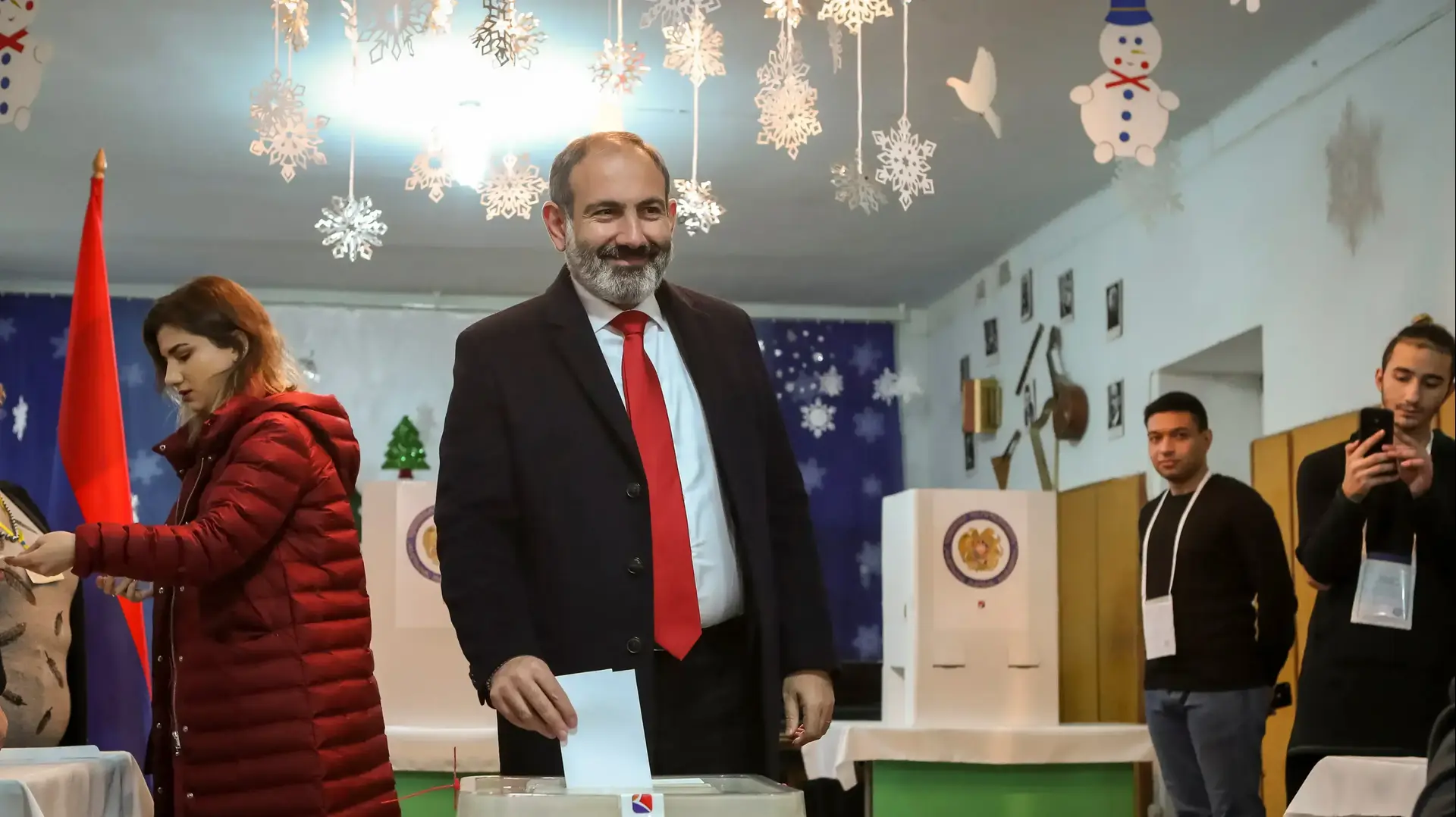 ראש ממשלת ארמניה ניקול פשיניאן מצביע בבחירות בקלפי בירוואן, 9 בדצמבר 2018 ראש ממשלת ארמניה ניקול פשיניאן מצביע בבחירות בקלפי בירוואן, 9 בדצמבר 2018