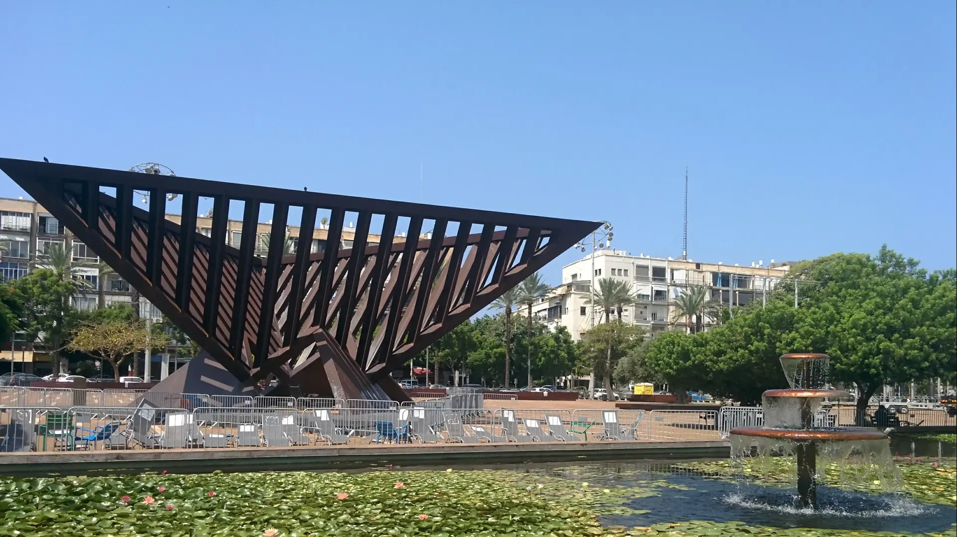 אנדרטת השואה והתקומה של יגאל תומרקין, כיכר רבין, תל אביב אנדרטת השואה והתקומה של יגאל תומרקין, כיכר רבין, תל אביב