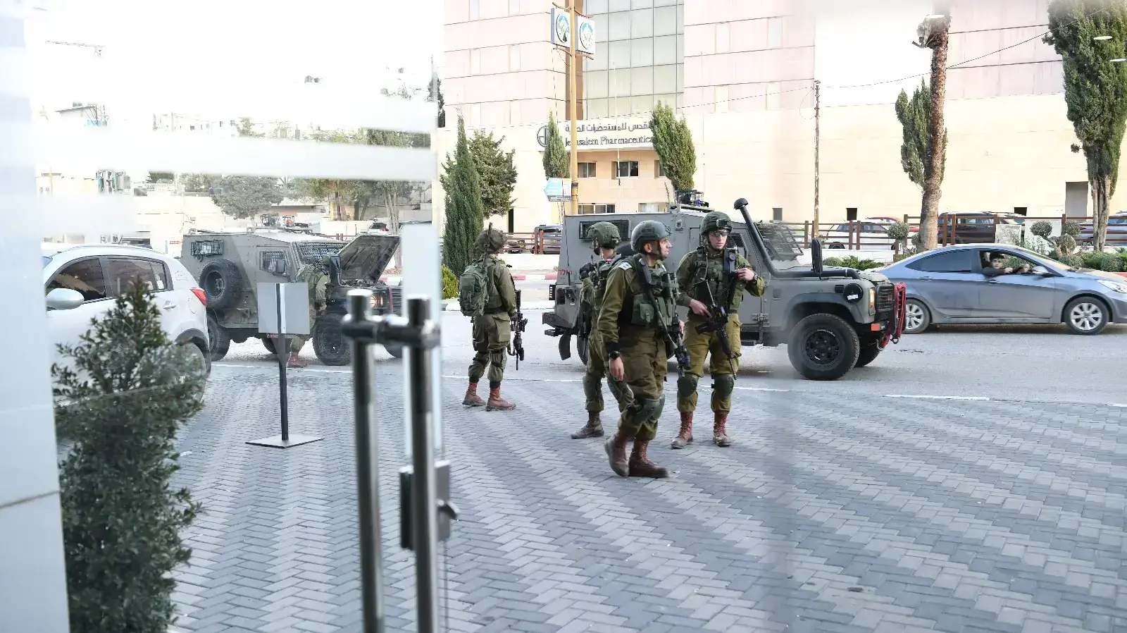 כוחות צה"ל, שב"כ ומג"ב ממשיכים במאמץ מבצעי ומודיעיני באיתור המחבלים מפיגוע הירי בצומת עופרה. כוחות צה"ל, שב"כ ומג"ב ממשיכים במאמץ מבצעי ומודיעיני באיתור המחבלים מפיגוע הירי בצומת עופרה.