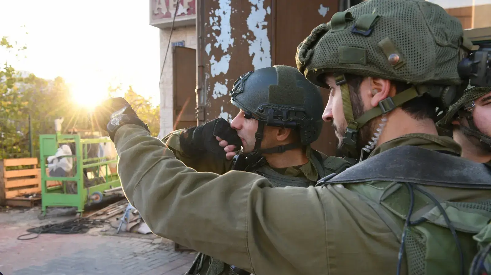 כוחות צה"ל, שב"כ ומג"ב ממשיכים במאמץ מבצעי ומודיעיני באיתור המחבלים מפיגוע הירי בצומת עופרה. כוחות צה"ל, שב"כ ומג"ב ממשיכים במאמץ מבצעי ומודיעיני באיתור המחבלים מפיגוע הירי בצומת עופרה.