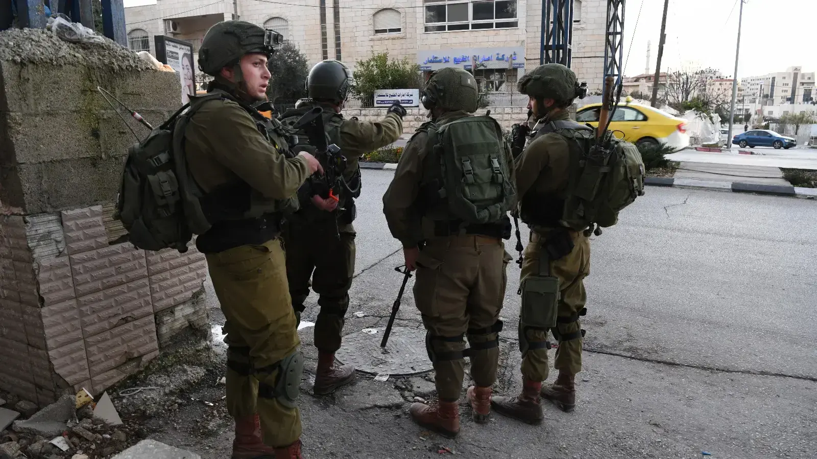 כוחות צה"ל, שב"כ ומג"ב ממשיכים במאמץ מבצעי ומודיעיני באיתור המחבלים מפיגוע הירי בצומת עופרה. כוחות צה"ל, שב"כ ומג"ב ממשיכים במאמץ מבצעי ומודיעיני באיתור המחבלים מפיגוע הירי בצומת עופרה.