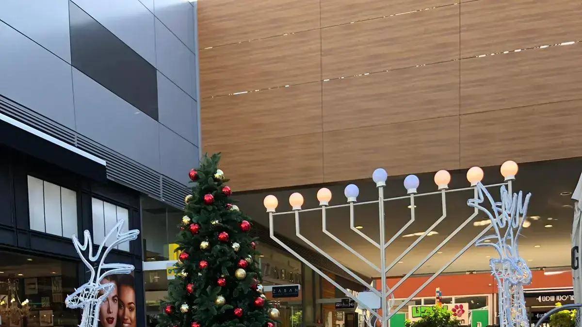 עץ אשוח הוצב בביג אשדוד וגורם לסערה בעיר, 11 בדצמבר 2018 עץ אשוח הוצב בביג אשדוד וגורם לסערה בעיר, 11 בדצמבר 2018