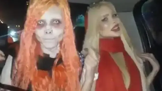הכפילה של אנג'לינה ג'ולי והברבי האנושית הן Bff's