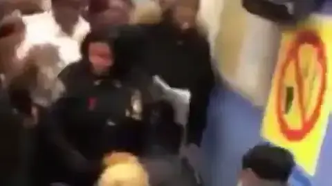 המעצר שעורר סערה
תיעוד: שוטרי ניו יורק ניסו בכוח להפריד תינוק 
מזרועות אמו הצעירה; שני אנשי ביטחון הושעו