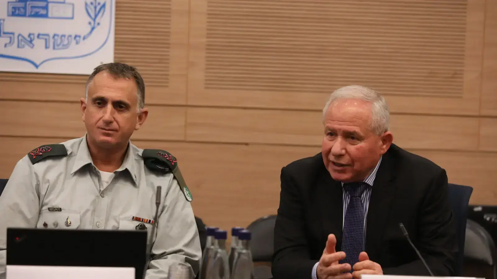 ראש אמ"ן תמיר היימן בסקירה בועדת חוץ ובטחון ולצידו יו"ר הועדה אבי דיכטר, 11 בדצמבר 2018 ראש אמ"ן תמיר היימן בסקירה בועדת חוץ ובטחון ולצידו יו"ר הועדה אבי דיכטר, 11 בדצמבר 2018