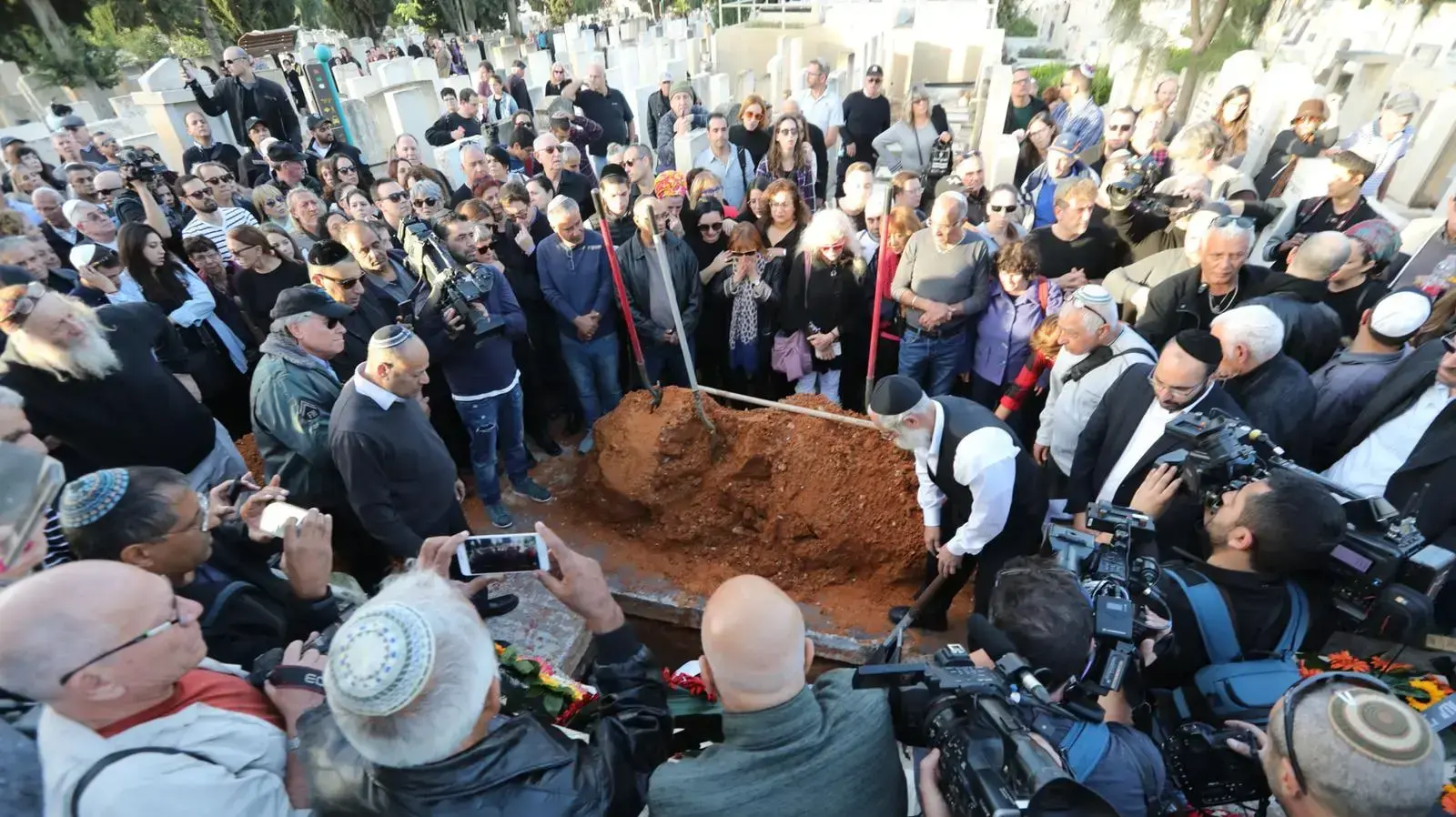 הלוויתו של יגאל בשן בית העלמין קרית שאול, דצמבר 2018 הלוויתו של יגאל בשן בית העלמין קרית שאול, דצמבר 2018