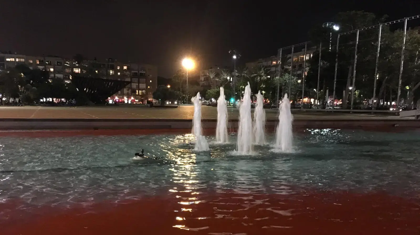 פעילות לוט״ם, שפכו צבע אדום במזרקות במחאה על האלימות כלפיי נשים ואוזלת היד של הממשלה בטיפול בה, 11 בדצמבר 2018