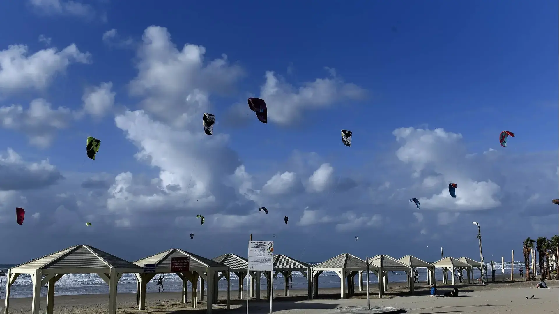 קייטסרפינג,גלישת עפיפונים באמצעות מצנח מיוחד ושימוש בכוח הרוח כדי לגלוש על גלשן קטן ממדים במים.צולם בחוף הים של ת"א, 12 בדצמבר 2018 קייטסרפינג,גלישת עפיפונים באמצעות מצנח מיוחד ושימוש בכוח הרוח כדי לגלוש על גלשן קטן ממדים במים.צולם בחוף הים של ת"א, 12 בדצמבר 2018