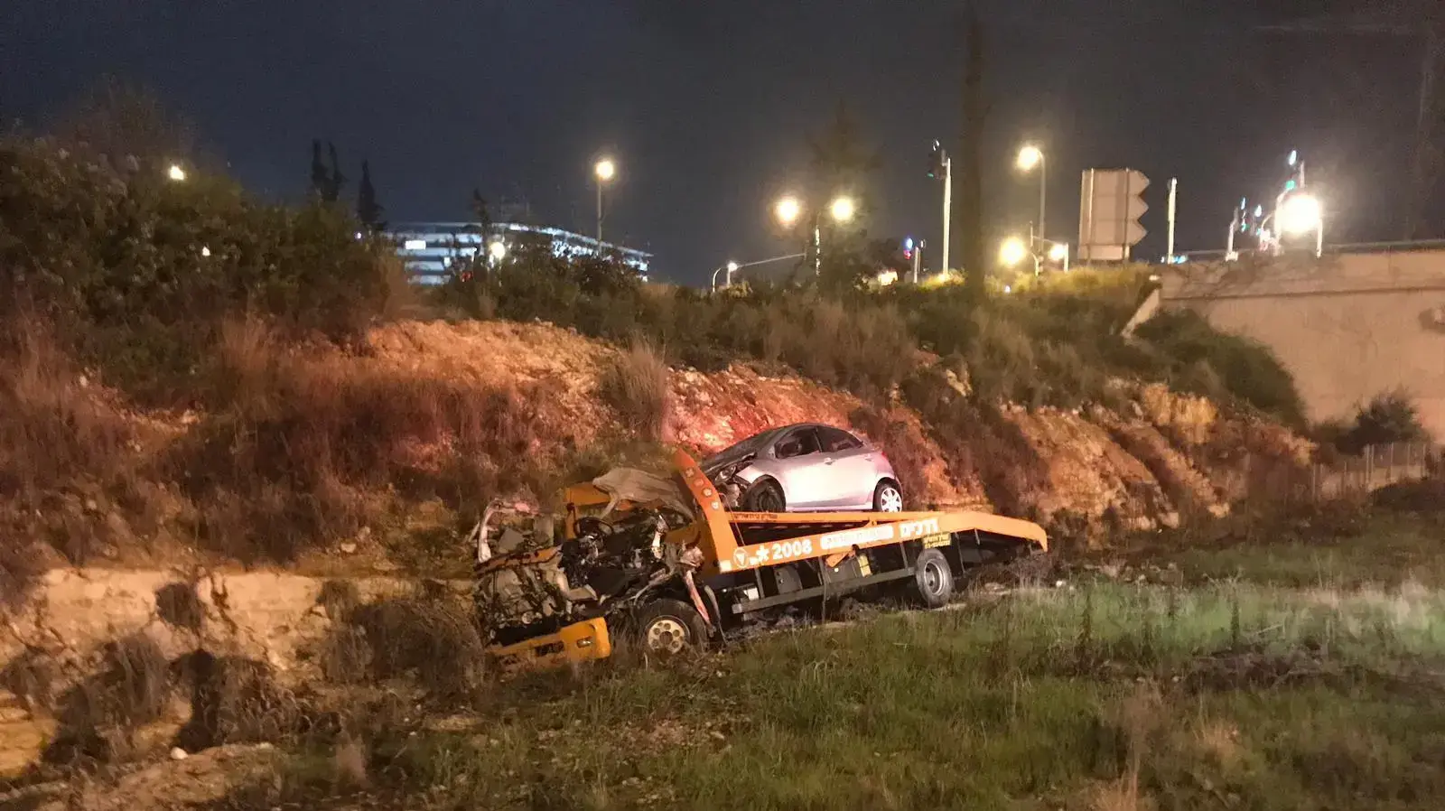 ניסיון חיסול, נהג משאית נהרג שעף מהרכב במהלך נסיעה, ככל הנראה לאחר שארע פיצוץ במשאית בכביש 5 לכיוון מערב סמוך למחלף כפר קאסם ניסיון חיסול, נהג משאית נהרג שעף מהרכב במהלך נסיעה, ככל הנראה לאחר שארע פיצוץ במשאית בכביש 5 לכיוון מערב סמוך למחלף כפר קאסם