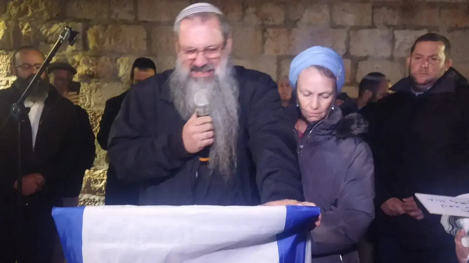 הסב רפאל איש רן בהלווית הילוד, בנם של שירה ועמיחי איש- רן, הר הזיתים,12 דצמבר 2018 הסב רפאל איש רן בהלווית הילוד, בנם של שירה ועמיחי איש- רן, הר הזיתים,12 דצמבר 2018